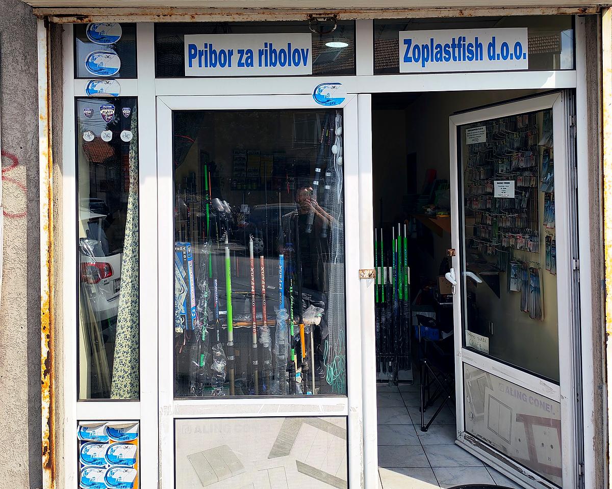 Izlog radnje Zoplastfish sa štapovima za pecanje, Borska 58, Miljakovac